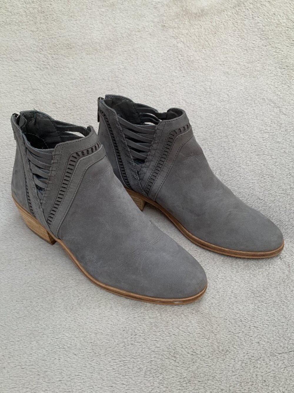 Vince Camuto Pimmy Genuine Leather Low Heel Almond Toe Booties Sz 7.5